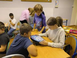 Uczniowie podczas rozwiązywania zadań z matematyki 