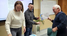 Moment wręczania certyfikatu