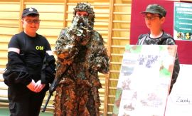 Trzej chłopcy w przebraniach stoją obok siebie