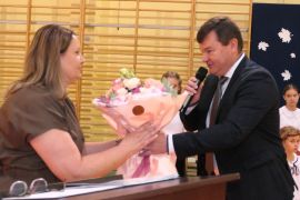 Mężczyzna wręcza kobiecie kwiaty 