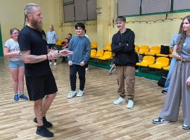 Zajęcia sportowe: mężczyzna i dzieci 