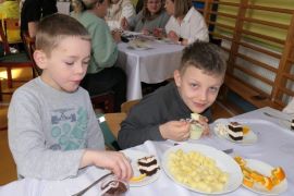 Dwaj mali chłopcu podczas jedzenia 