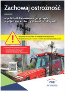 Kolorowy plakat dot. zachowania ostrożności na przejazdach kolejowych 