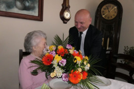 Mężczyzna wręcza kobiecie kwiaty