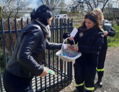 Trzy kobiety. Jedna z nich trzyma w reku wiklinowy koszyk 