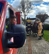 Mężczyzna siedzi w wozie strażackim 