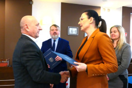 Wójt Gminy Radomsko, Roman Radczyc odbiera podziękowania od starosty Beaty Pokory