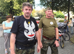 Dwaj mężczyźni. Jeden z nich ma na głowie wojskową czapkę 