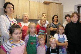 Grupa osób. Osoby stoją obok siebie 