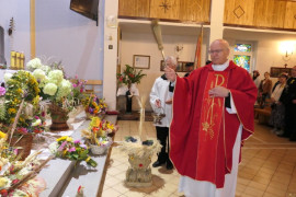 Duchowny świeci wieńce dożynkowe 