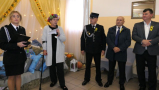 Osoby stoją obok siebie 