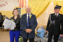 Kobieta i dwaj mężczyźni stoją obok siebie 