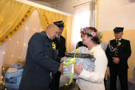 Mężczyzna wręcza kobiecie nagrodę za udział w konkursie 