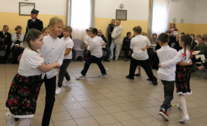 Dzieci podczas zabawy tanecznej 