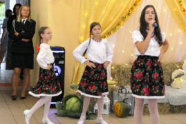 Trzy dziewczynki w kolorowych sukienkach 