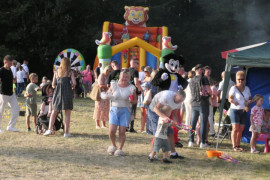Wspólna zabawa dzieci i dorosłych 