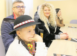 Chłopiec, mężczyzna i kobieta siedzą obok siebie