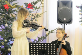 Dwie dziewczynki grają na instrumentach smyczkowych 