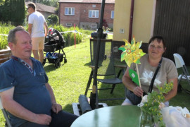 Kobieta i mężczyzna siedzą przy stoliku. Trwa rodzinny piknik 