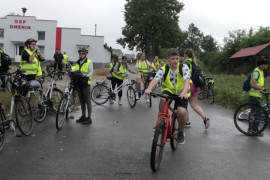 Osoby jadą na rowerach 