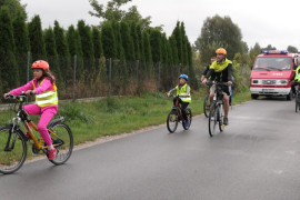 Osoby jadą na rowerach