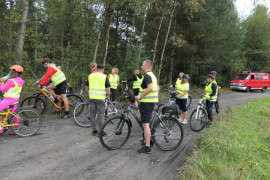 Osoby jadą na rowerach