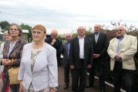 Grupa osób stoi obok siebie 