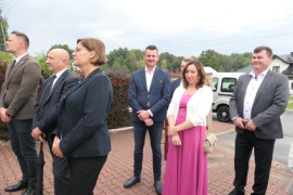 Osoby stoją obok siebie 