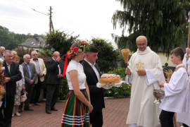 Moment błogosławieństwa dożynkowego bochna chleba 