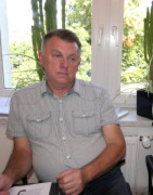 Mężczyzna siedzi na krześle 