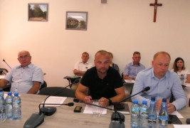 Osoby uczestniczą w obradach Rady Gminy