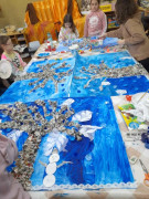 Dzieci podczas wykonywania prac plastycznych 