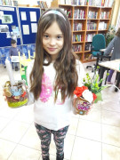 Dziewczynka prezentuje wykonany przez siebie dekoracyjny świecznik 