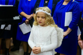 Dziewczynka w stroju aniołka podczas występu