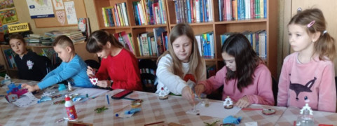 Dzieci podczas robienia ozdób świątecznych 
