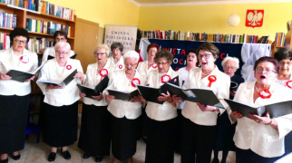 Chór "Złota Nutka" podczas występu w strzałkowskiej bibliotece 
