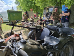 Stoisko wystawiennicze: widoczne repliki broni 