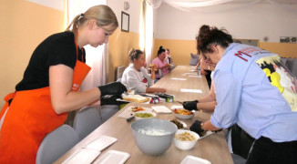 Uczestniczki warsztatów,  podczas których przygotowywane są gofry 