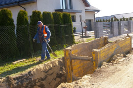 Głęboki rów, z którego wystaje duża metalowa konstrukcja