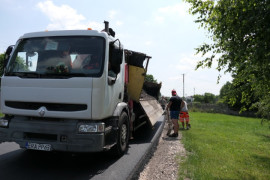 Samochód ciężarowy z otwartą naczepą