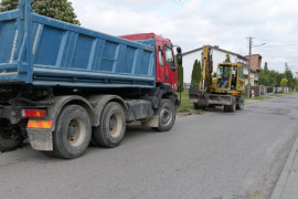 Samochód ciężarowy oraz koparka na ul. Południowej w Kietlinie 