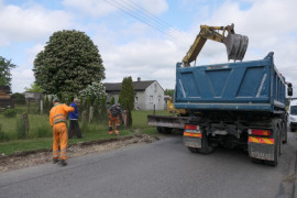 Drogowcy oraz ciężki sprzęt przy przebudowie drogi