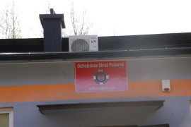 Klimatyzator na zewnątrz budynku OSP w Szczepocicach