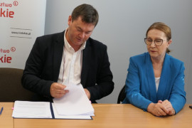 Mężczyzna i kobieta: od lewej sekretarz Gminy Radomsko Grzegorz Wierzbicki i poseł Anna Milczanowska 