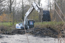 Koparka podczas wybierania błota ze stawów w Strzałkowie 