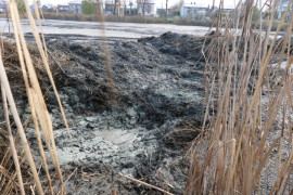 W miejscowości Strzałków trwają prace mające na celu m.in. oczyszczeniu stawów. Widoczna sucha trzcina i głęboki wykop 