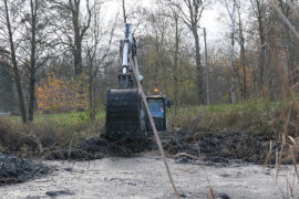 Koparka podczas renowacji stawów w Strzałkowie 