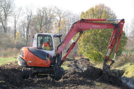 Koparka przy pracach mających na celu oczyszczeniu stawów w Strzałkowie 