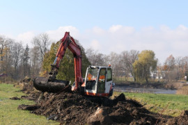 Koparka podczas prac mających na celu renowację stawów w Strzałkowie 