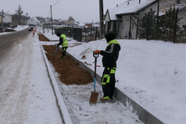 Robotnicy podczas budowy chodnika 